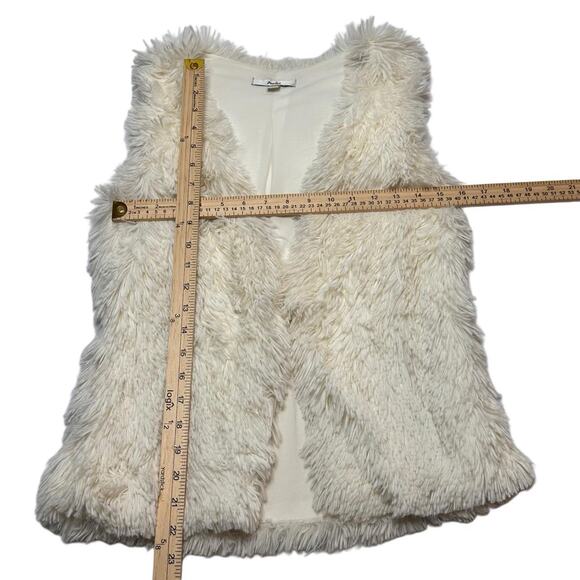 Papaya Vintage White Fur Vest Super Soft & Perfect Fall Staple - Picture 3 of 4
